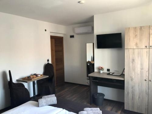 Volare Suitesにあるテレビまたはエンターテインメントセンター