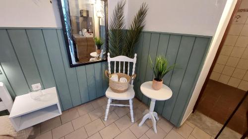 krzesło i stół z roślinami w łazience w obiekcie OLD TOWN TALES apartments w mieście Rodos