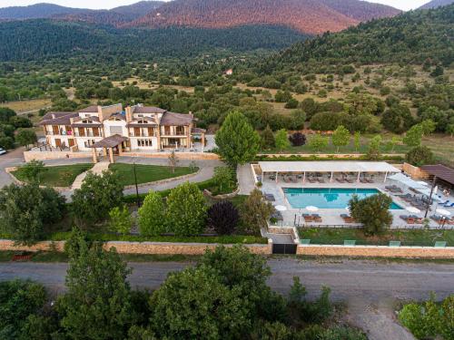 uma vista aérea de uma casa com piscina em Nymfasia Resort em Vytina