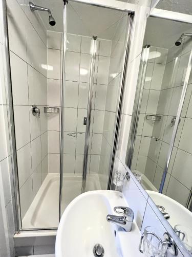 a bathroom with a sink and a shower at Melbourne House Hotel in London