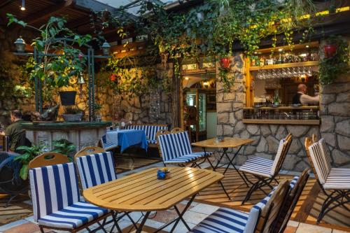un patio con mesas y sillas y un bar en Hotel Dubrovnik, en Zenica