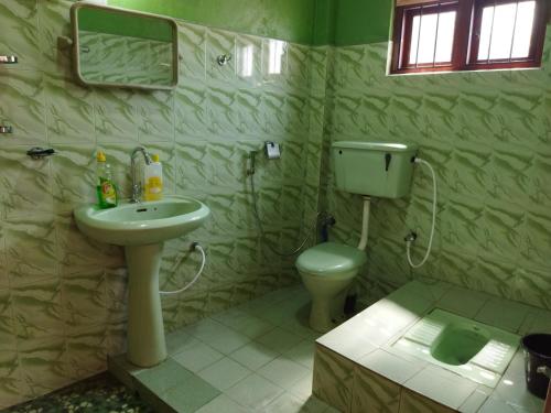 uma casa de banho com um lavatório e um WC em 7 guest 3room apartment em Matara