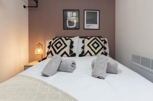En eller flere senge i et værelse på Charles Alexander Short Stay - The Gateway