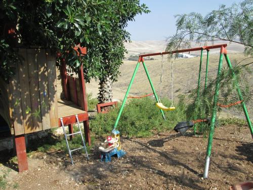 Ein Kinderspielbereich in der Unterkunft Apartment Tal in the Judean Desert