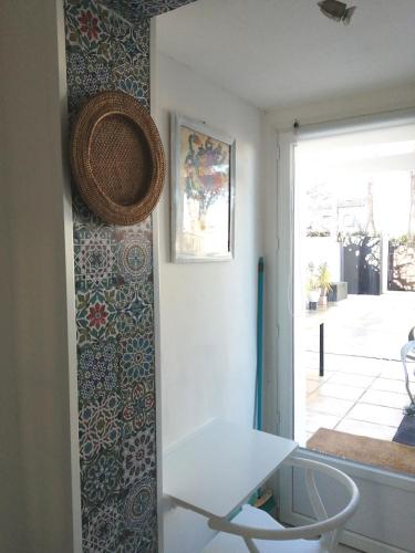 une pièce avec une table blanche et une fenêtre dans l'établissement Majopau, à Boujan-sur-Libron