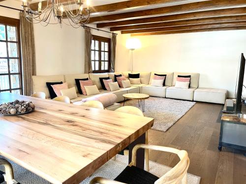 uma sala de estar com uma mesa e um sofá em Xalet Kotki HUT1-005472 em Canillo
