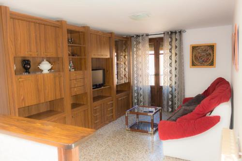 sala de estar con sofá y mesa en Casa Blascosanz - piso para 6 personas en el pirineo, en Hecho