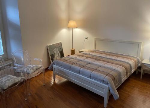 ein Schlafzimmer mit einem Bett und einer Lampe darin in der Unterkunft Bellissima casa dentro il castello di San Savino in San Savino