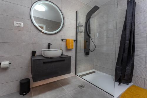 Un baño de Deluxe Dreamy room in the Center of Hvar with Sea View