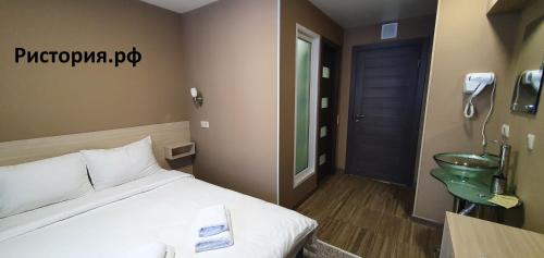 モスクワにあるРИсторияのベッドルーム1室(ベッド1台付)、バスルーム(シンク付)