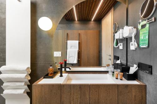 Suite con bañera de hidromasaje y balcón panorámico