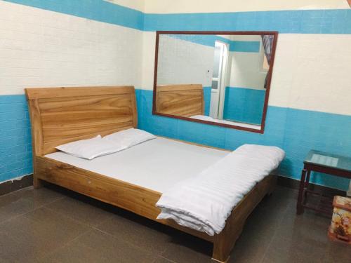 Ένα ή περισσότερα κρεβάτια σε δωμάτιο στο Nhà Nghỉ Hải Yến