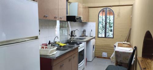 una cocina con fregadero y estufa en Casa de Luján, en Ciudad Lujan de Cuyo