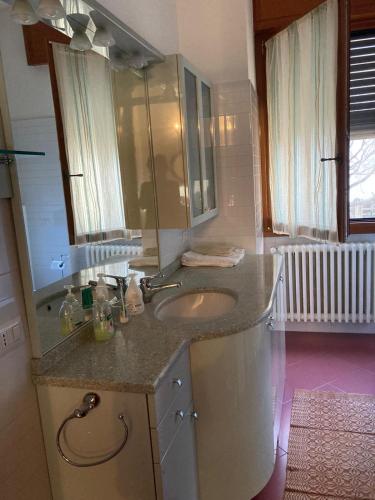 a bathroom with a sink and a mirror at Casa Vacanza a Limbiate in Limbiate
