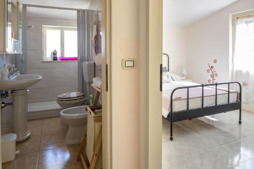 La salle de bains est pourvue d'un lit, de toilettes et d'un lavabo. dans l'établissement B&B DANIELA, à Leporano Marina