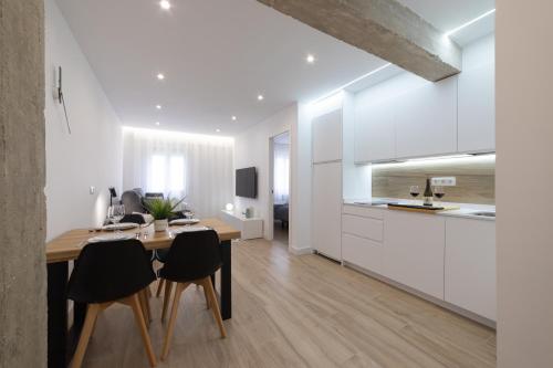 a kitchen and dining room with a table and chairs at Apartamento con Aire Acondicionado Logroño Avenida Ayuntamiento in Logroño