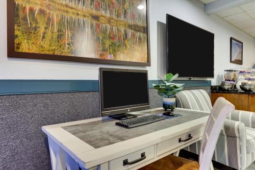an office with a desk with a computer on it at Parkshore Resort in Traverse City
