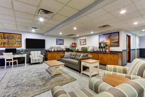a waiting room with couches and a flat screen tv at Parkshore Resort in Traverse City