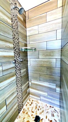 baño con ducha y puerta de cristal en Popotla Room #3, en Divisadero