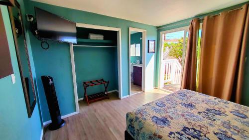 1 dormitorio con 1 cama y TV de pantalla plana en Popotla Room #3, en Divisadero