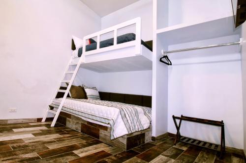 1 dormitorio con litera y escalera en Popotla Villa #202, en Divisadero