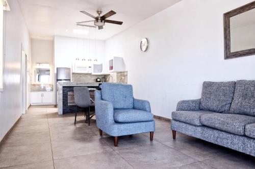 sala de estar con 2 sillas y sofá en Popotla Villa #203, en Divisadero