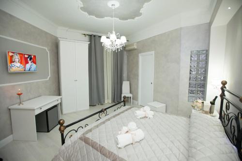 sypialnia z łóżkiem z dwoma misiami w obiekcie La Baita Del Re Resort w mieście Ottaviano