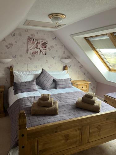 เตียงในห้องที่ Traditional 2 bed croft