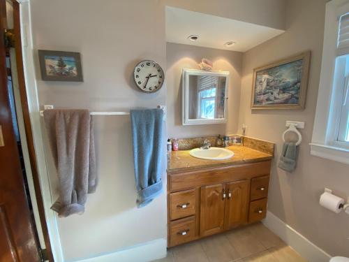 Kamar mandi di Downtown Doylestown - walking distance to restaurants shops and Starbucks