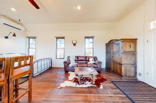 ein Wohnzimmer mit einem Sofa und einem Tisch in der Unterkunft Honey Creek School House in Fredericksburg