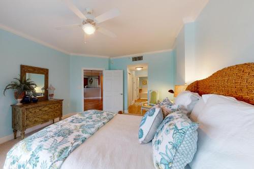A bed or beds in a room at Paradise Shores 210