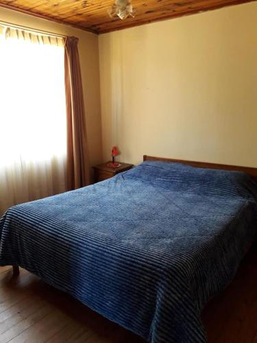 Łóżko lub łóżka w pokoju w obiekcie Cabañas Familiares Puente de Tralca 6