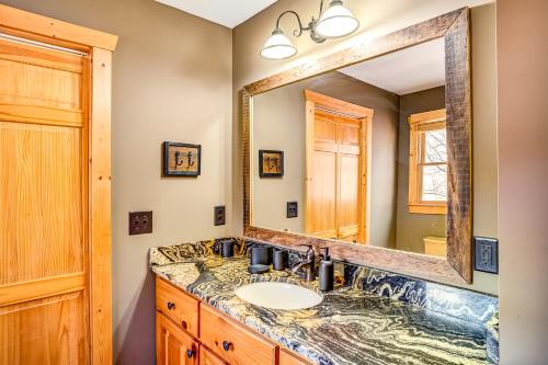 艾利傑的住宿－Morning Woods Cabin，一间带水槽和镜子的浴室