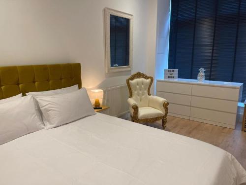 Кровать или кровати в номере Bagshot PennyHill Park Camberley Ascot Luxury 1 Bed 1 Bath Sleeps 4