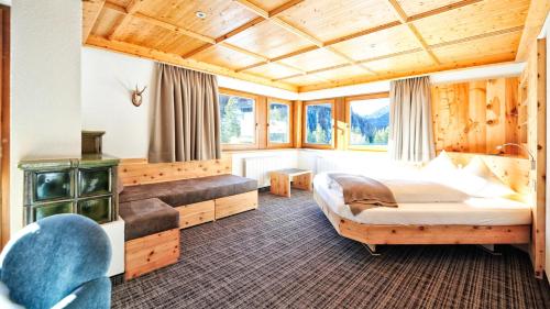 ザンクト・アントン・アム・アールベルクにあるApart Gabrieleの木製の天井が特徴のベッドルーム1室(ベッド2台付)