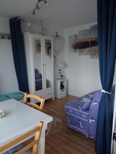 Posezení v ubytování Appartement Ste Cécile à 50 mètres de la plage