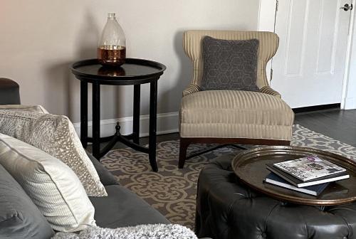 a living room with a chair and a table at Hotel Laurance in Luray
