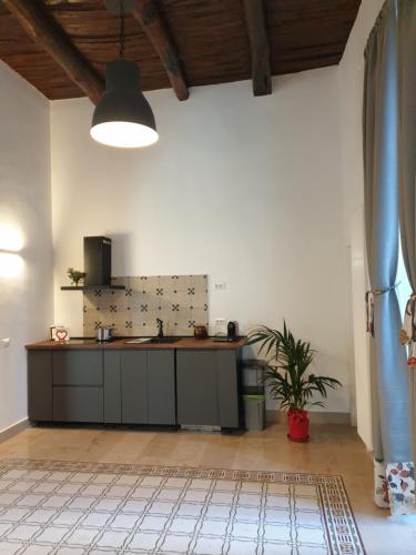 - une cuisine avec un îlot au milieu d'une pièce dans l'établissement "Infrascata" Cento metri dal MANN, à Naples