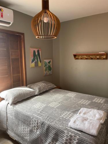 a bedroom with a bed with two towels on it at Deliciosa Casa de 5 qtos nos Lençóis Maranhenses in Barreirinhas