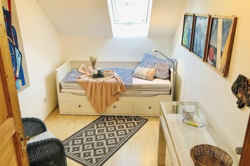 Habitación pequeña con cama y mesa en Haus Gerda Ferienwohnung 5, en Arnbruck