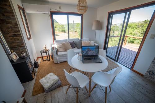 ein Wohnzimmer mit einem Tisch und einem Laptop darauf in der Unterkunft Marrakech Villa Serrana in Villa Serrana