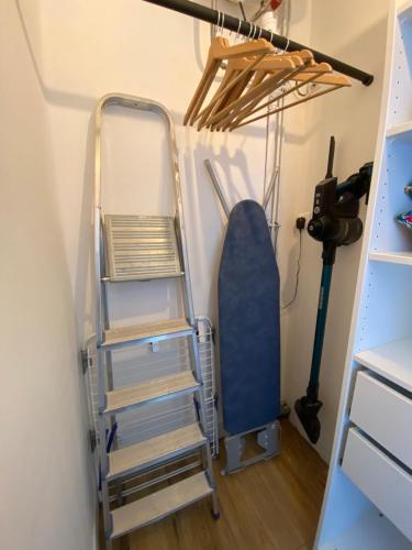 a ladder and a mattress in a room at Studio Duplex Bénodet in Bénodet