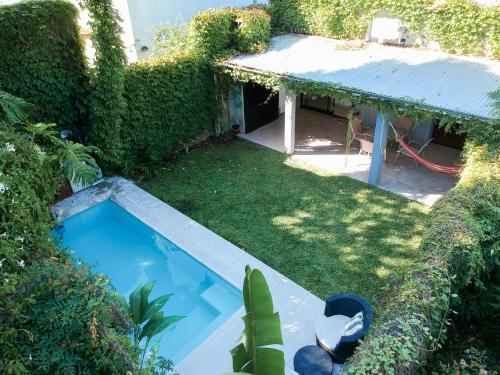 an overhead view of a garden with a swimming pool at Casa con Piscina en Adrogué in Adrogué