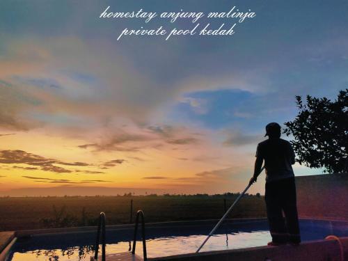 Matahari terbit atau terbenam yang dilihat dari homestay atau berdekatan