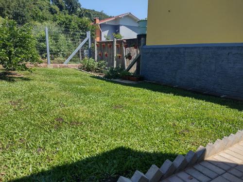 Zahrada ubytování Grey House, próximo a Gramado e ao Templo Budista