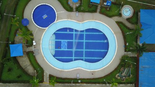 Vista sulla piscina di Hotel Centro Recreacional y Turístico El Alcaraván o su una piscina nei dintorni