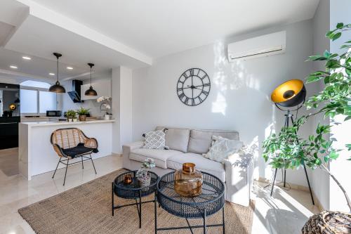 sala de estar con sofá y mesa en Precioso apartamento en el centro con aparcamiento en Málaga