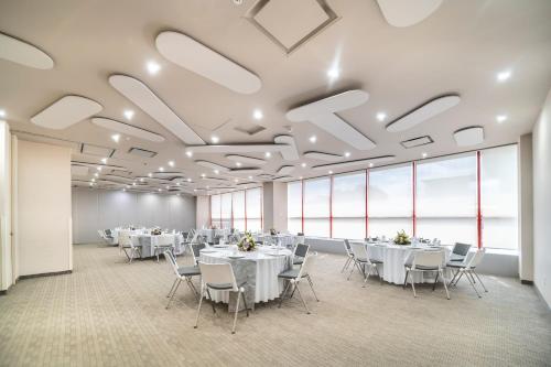 Un restaurante o sitio para comer en Metria Hotel