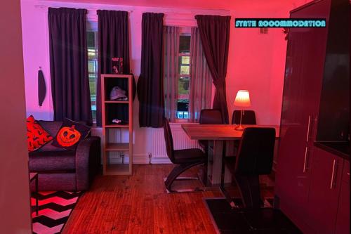 80's RETRO 1Bedroom Apartment Whitechapel London Free WIFI & Netflix Perfect for Families, Leisure & Business Guests! Sleeps 3