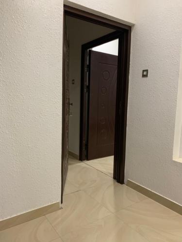 Oriental Nights Rest House في الوصل: باب مفتوح إلى غرفة مع مدخل